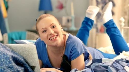 valentina-monetta-liegt-auf-dem-bett.jpg